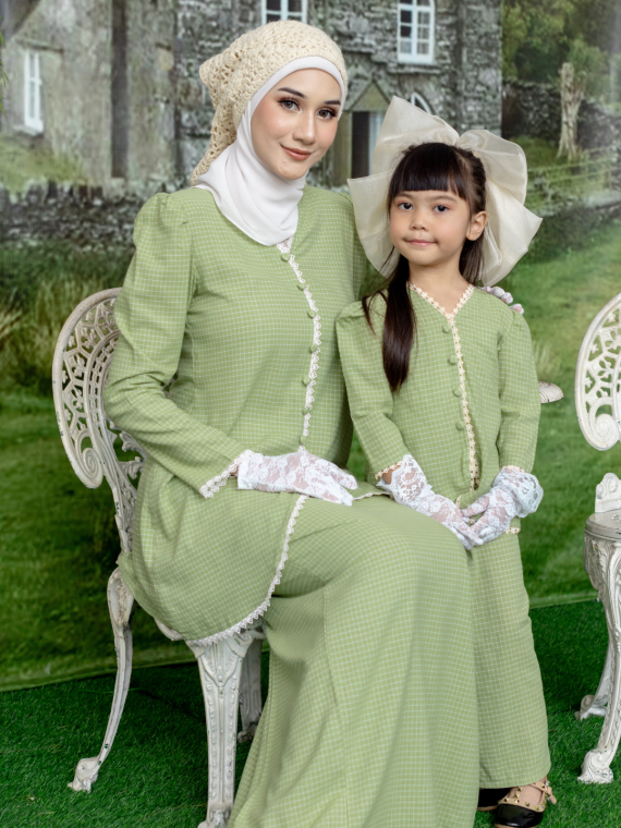 Esther Kurung